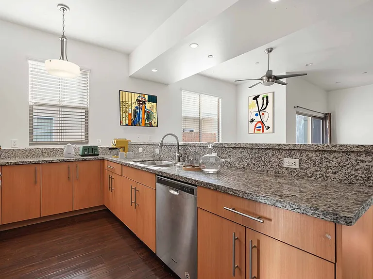6462 Woodley Ave — Photo 19