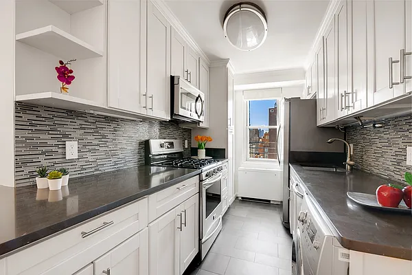 Sold by New York Private Realty Group | media 10