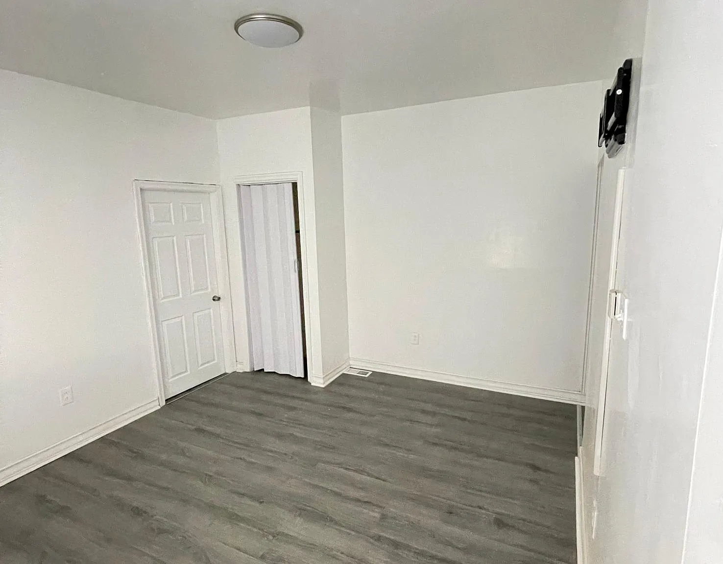 2 bed, $1,300 — Photo 4