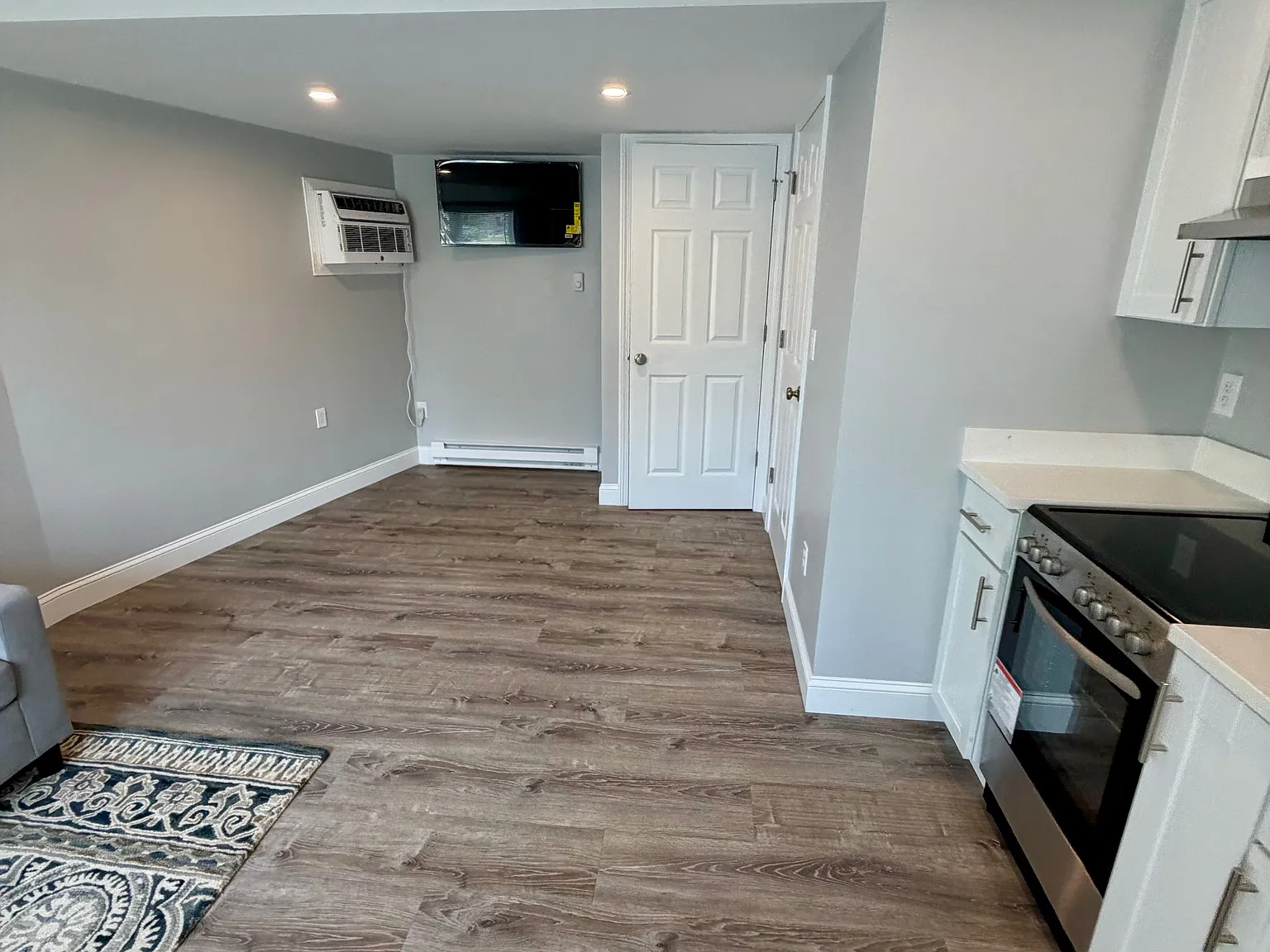 Studio, 300 sqft, $1,600 — Photo 2