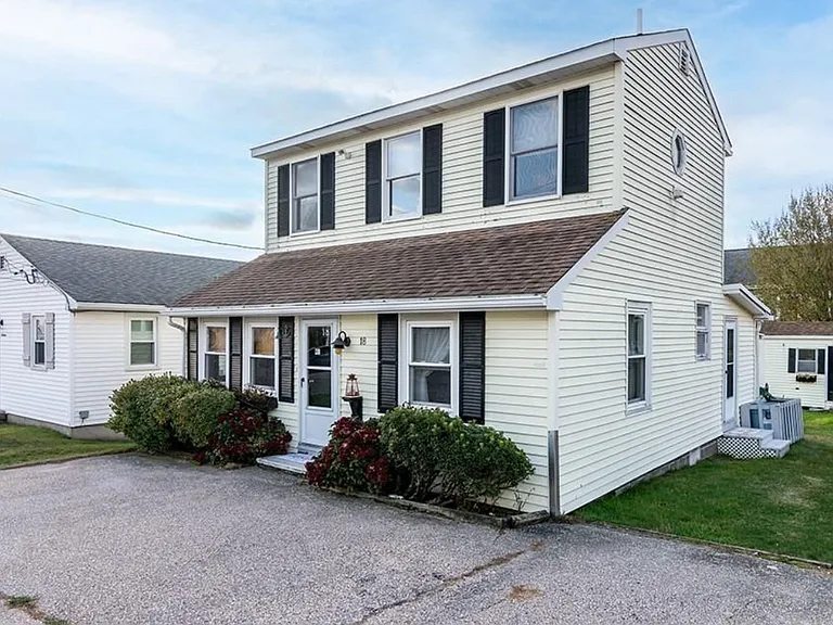 18 Greenbrier Rd — Photo 2