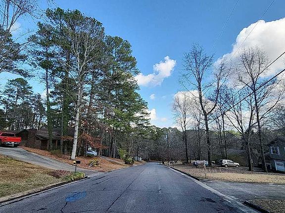 4th image of 5 Berkshire Dr NE