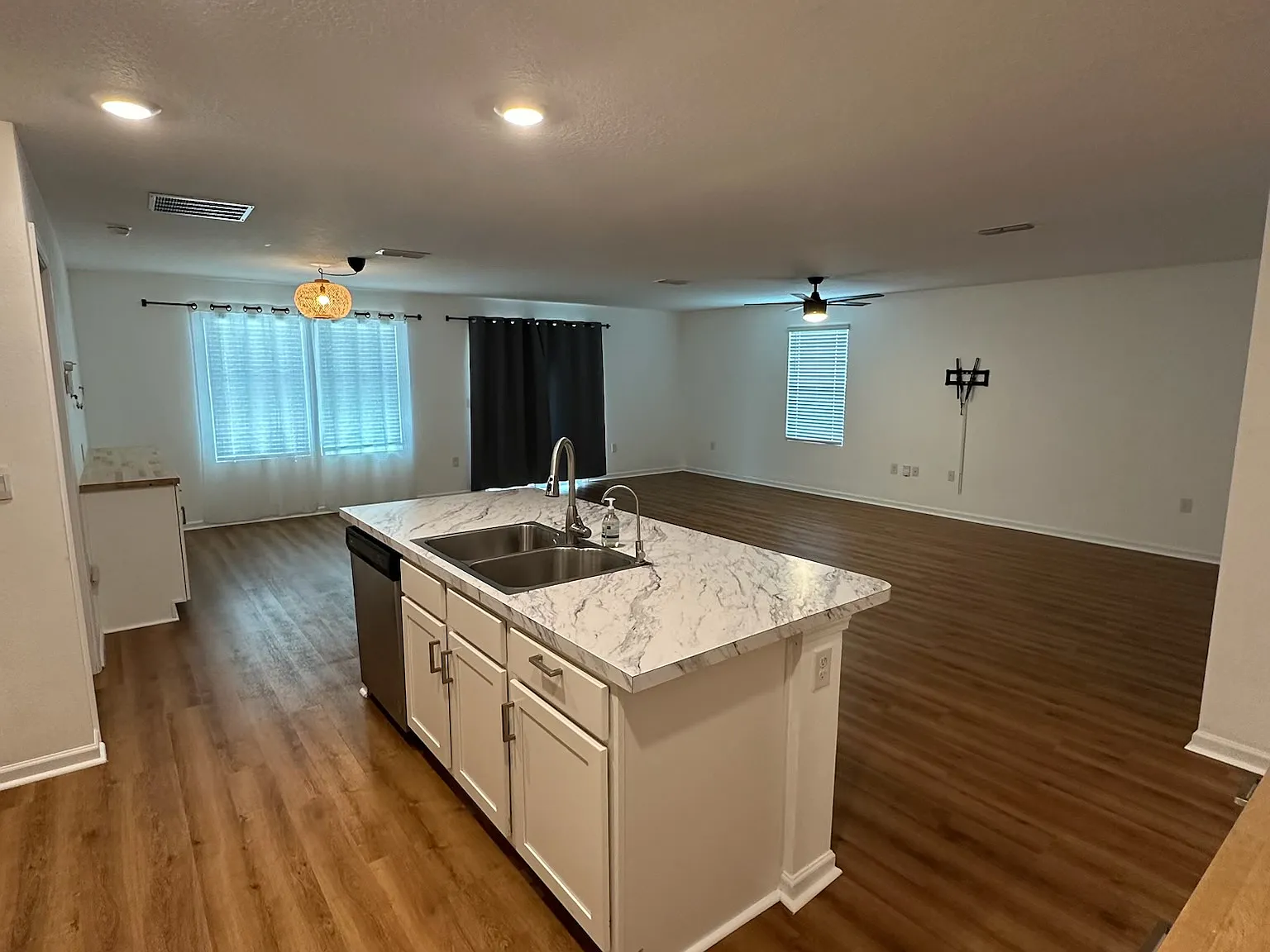 3 bed, 1711 sqft, $2,100 — Photo 3