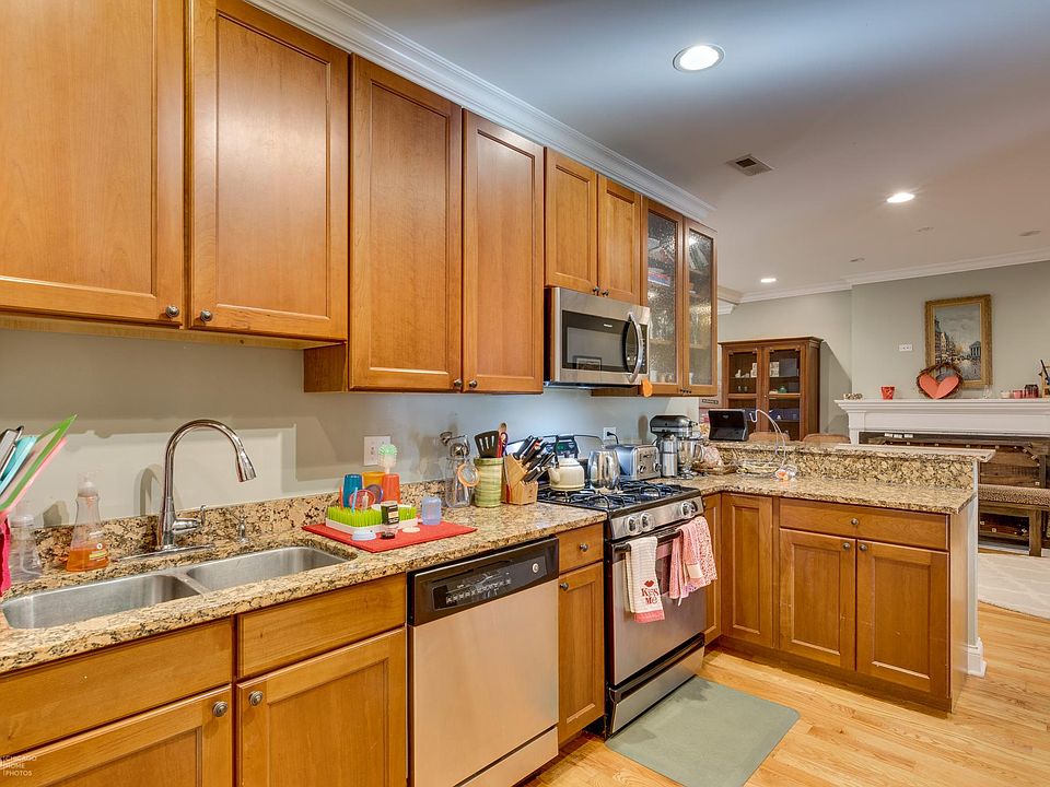 1st image of 634 Hinman Ave APT 1D