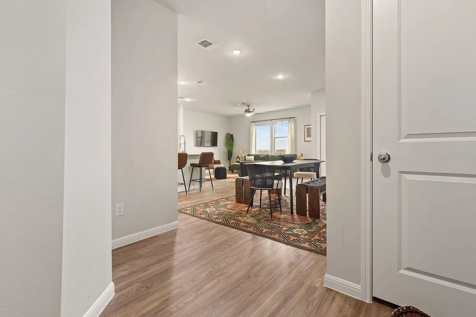 3 bed, 2.0 bath, 1603 sqft, $4,354 — Photo 2