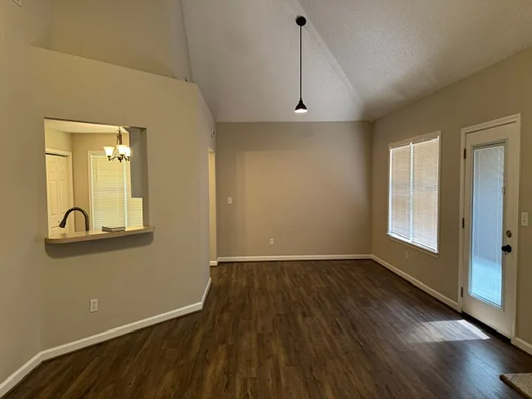 102 Woodstream Trl — Photo 2