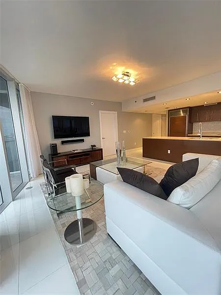 3 bed, 1977 sqft, $7,900 — Photo 3