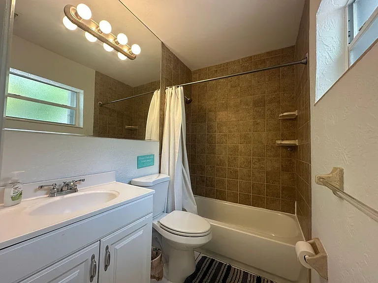 740 NE 37th St #B — Photo 19