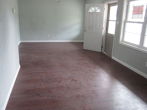 Upsatairs living/dining room