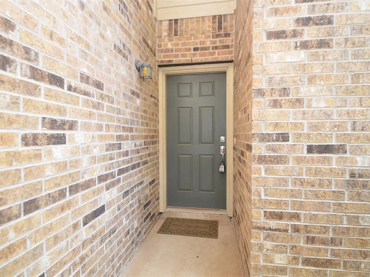 4 bed, 2.5 bath, 2516 sqft, $2,100 — Photo 4