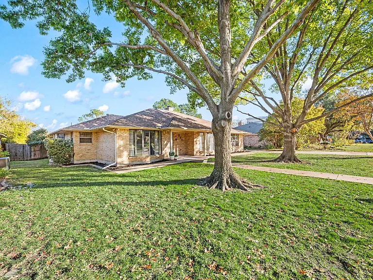 507 Crestview Dr — Photo 2