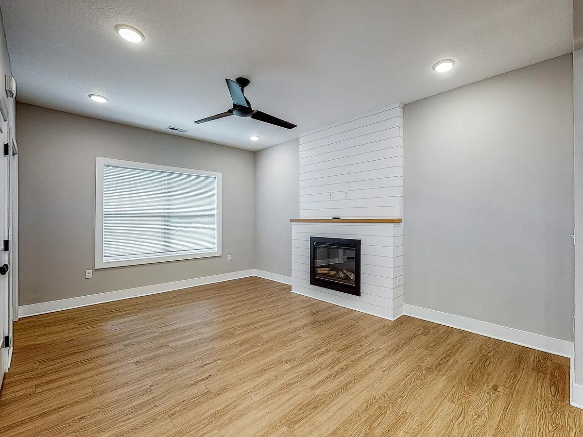 Building Photo - 308 S Walnut Ave #103