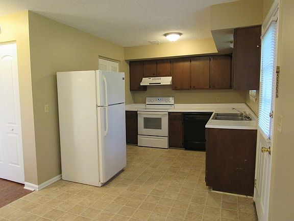 5th image of 300 Berkley Ct APT 2