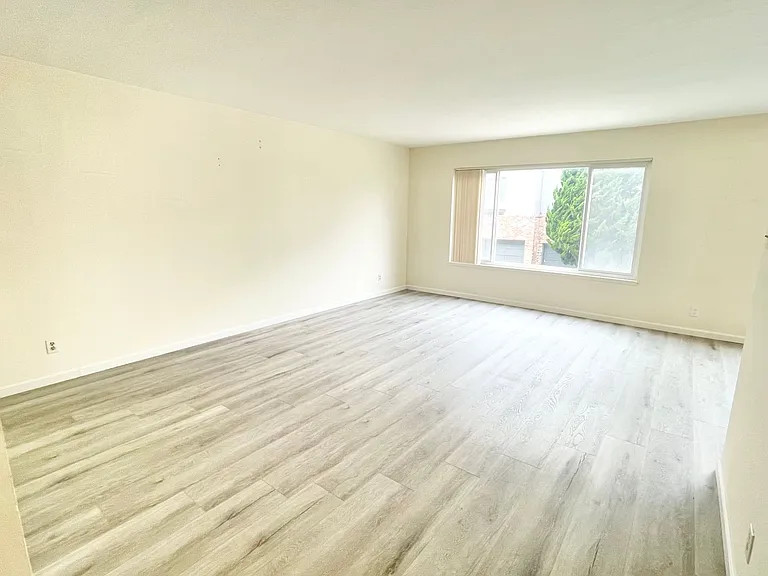 123 (470 Warren) — Photo 4