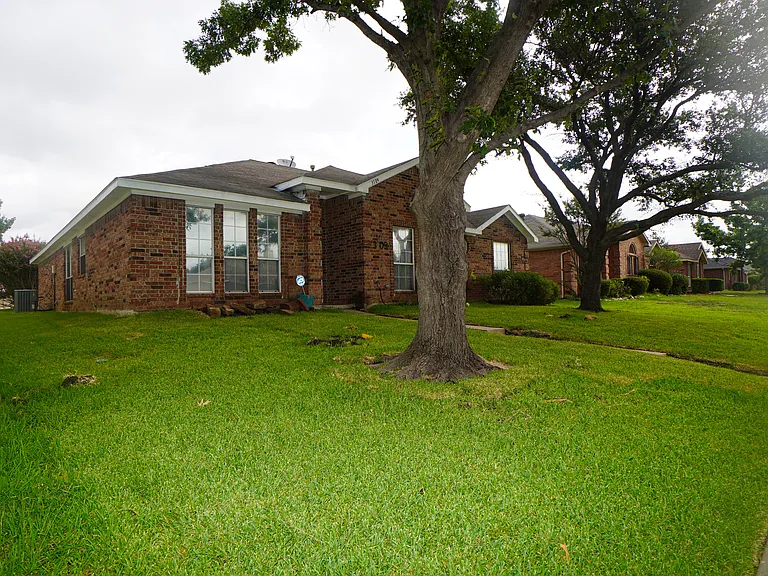 3109 Scott Dr — Photo 3