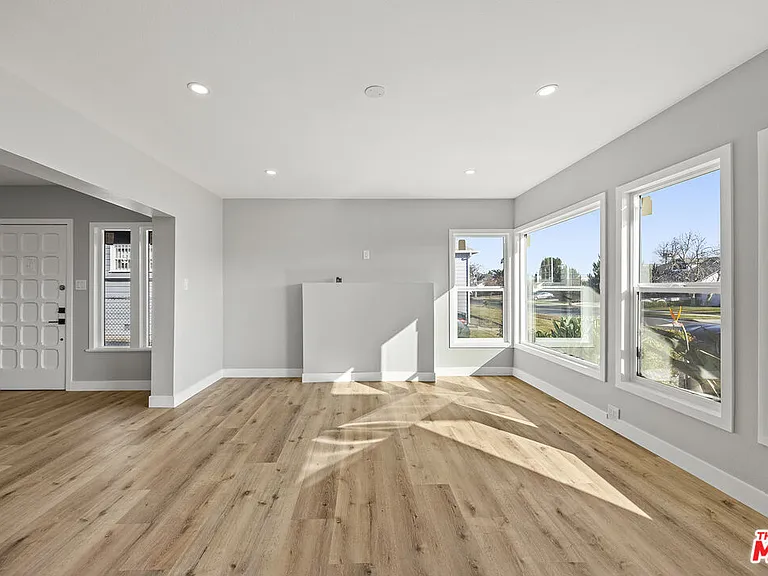 5465 S Victoria Ave — Photo 7