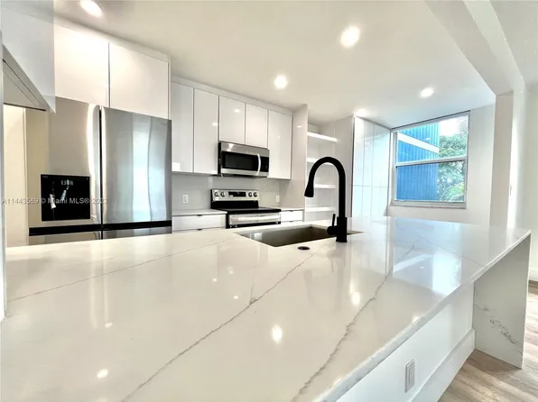 4200 Hillcrest Dr APT 220, Hollywood, FL 33021