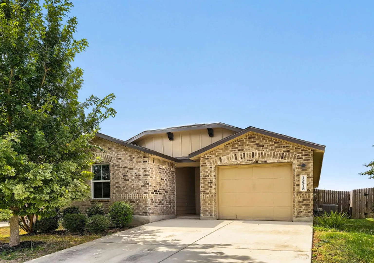 Beautiful 3-Bedroom, 2-Bathroom Single Story Home in Popular Redbird Ranch Subdivision. — Photo 1