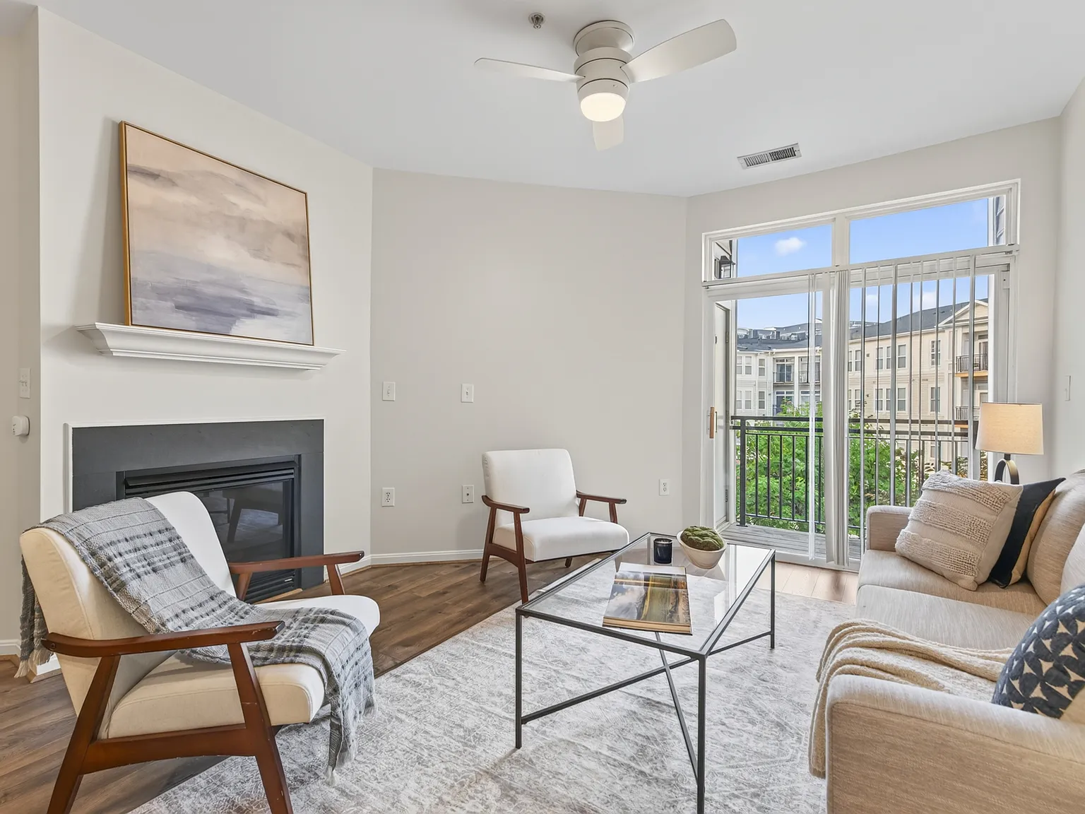 1 bed, 704 sqft, $2,000 — Photo 3