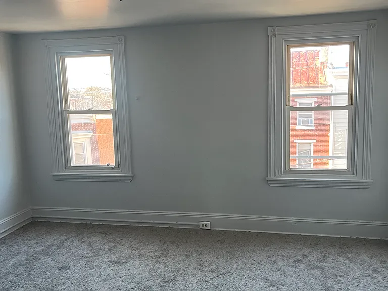 241 E Oak St — Photo 6