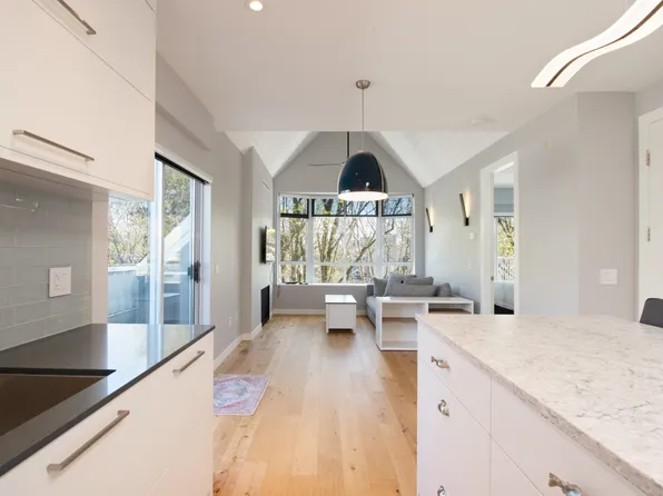 2755 Maple St #410, Vancouver, BC V6J 5K1