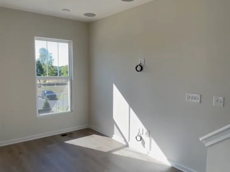 325 Vannette Ln — Photo 2