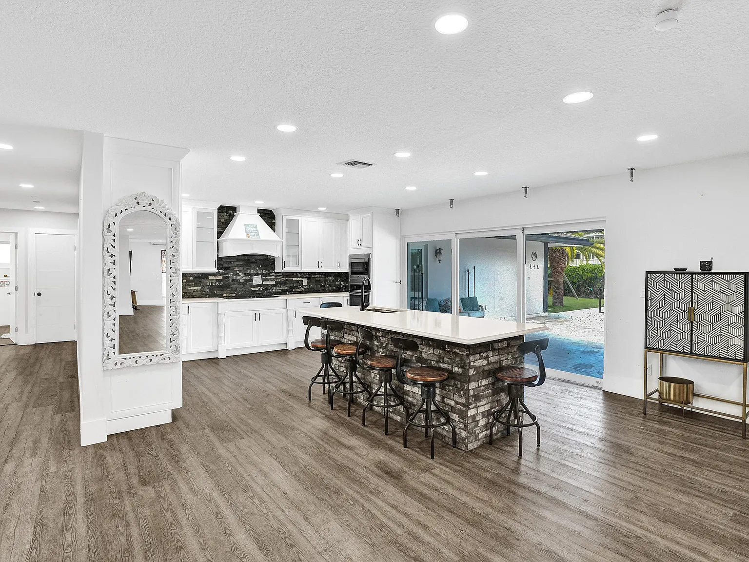 6 bed, 4.0 bath, 3630 sqft, $9,995 — Photo 4