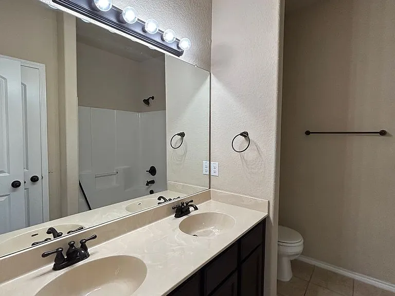 697 Creekside Cir — Photo 17