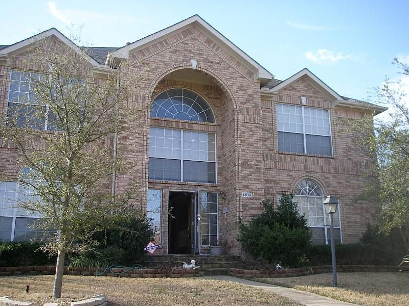 1st image of 1308 Newbury Ln
