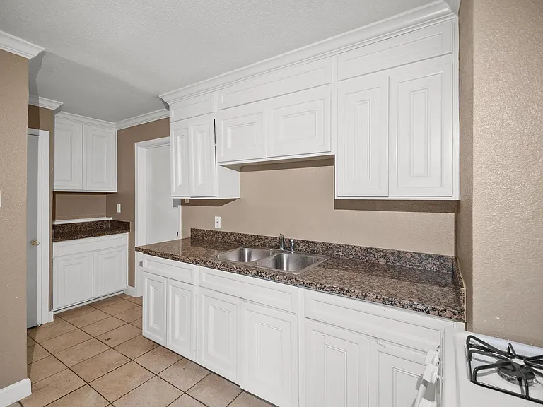 6015 Ridgeway Dr — Photo 7