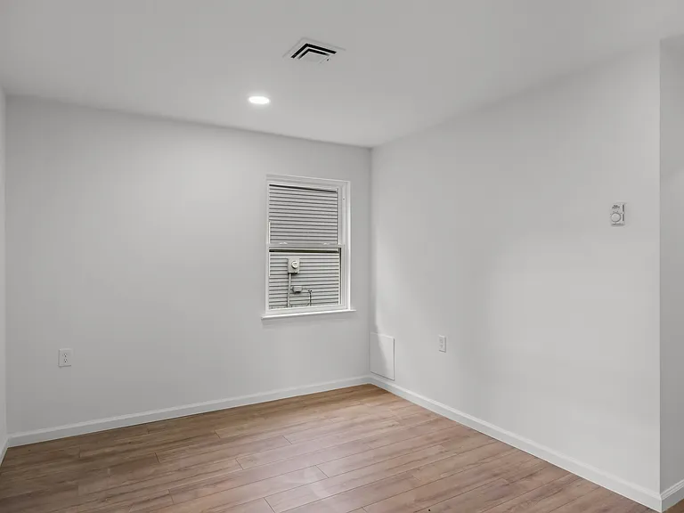109 Huntington Dr — Photo 15