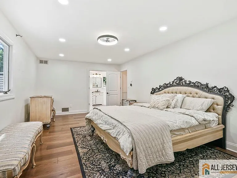 16 Phyllis Pl — Photo 21