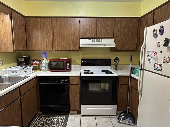 4th image of 605 W Hills Dr