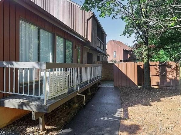 21 Bloomingdale Dr APT 2B