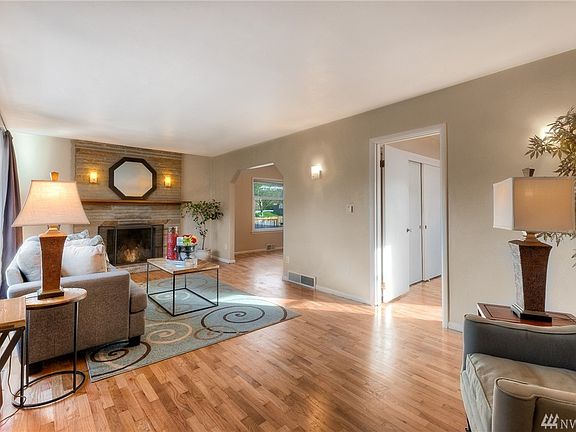 The gorgeous old-fashioned lounge room welcomes you into this classic Seattle home. 