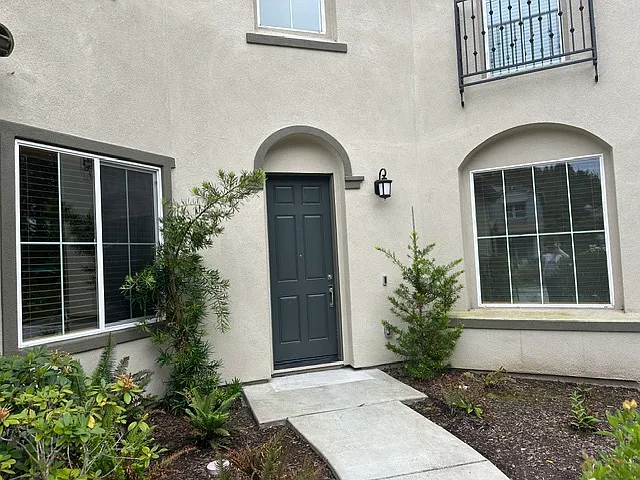 100 Village Ln — Photo 4