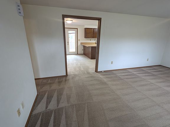 5th image of 176 Woburn Farm Cir
