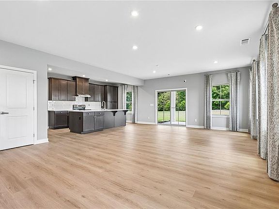 5th image of 549 Daffodil Ln
