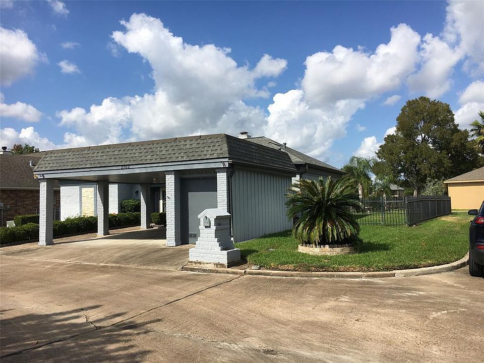 1st image of 2702 N Doral Dr