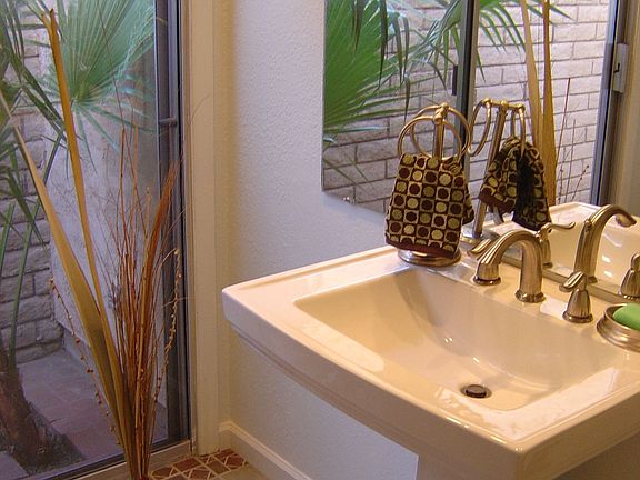 Pedestal Sink in 2nd Full Bath