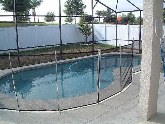 Pool to rear