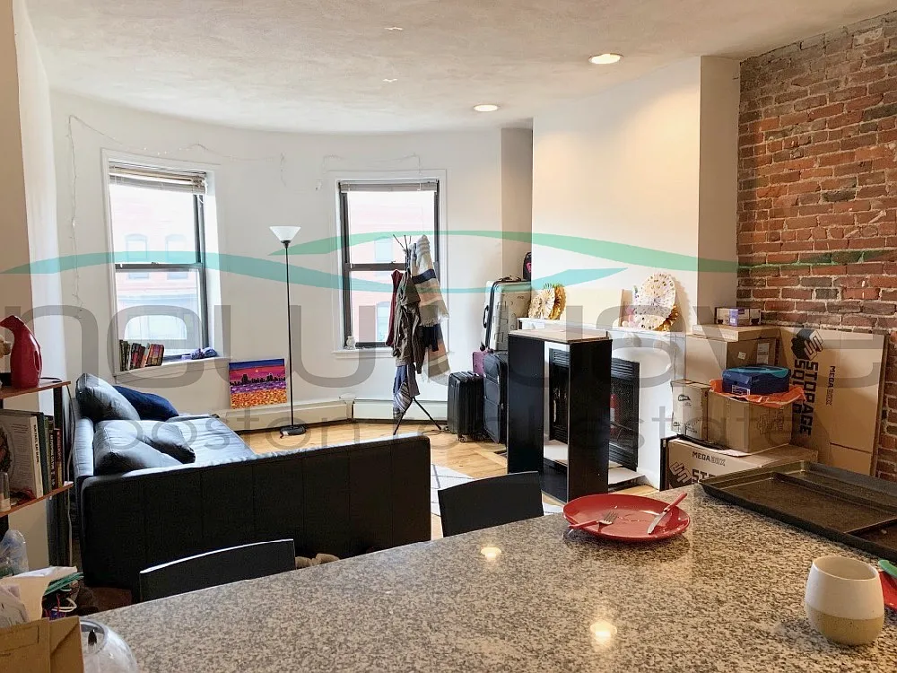 4 bed, 1200 sqft, $5,200 — Photo 2