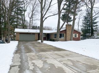 1993 Harbor Inn St, Holland, MI 49424