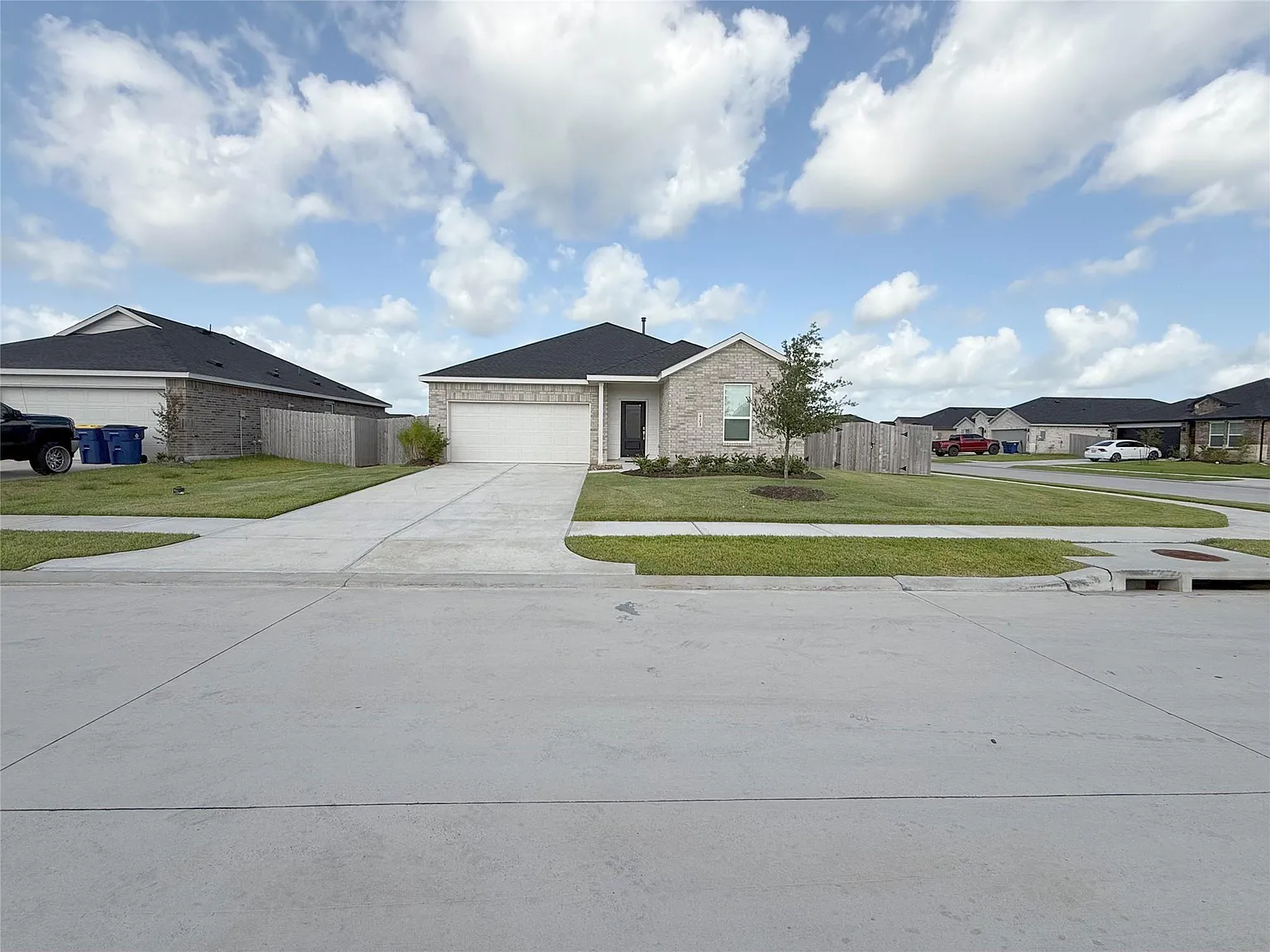 3 bed, 2.0 bath, 1949 sqft, $2,250 — Photo 2