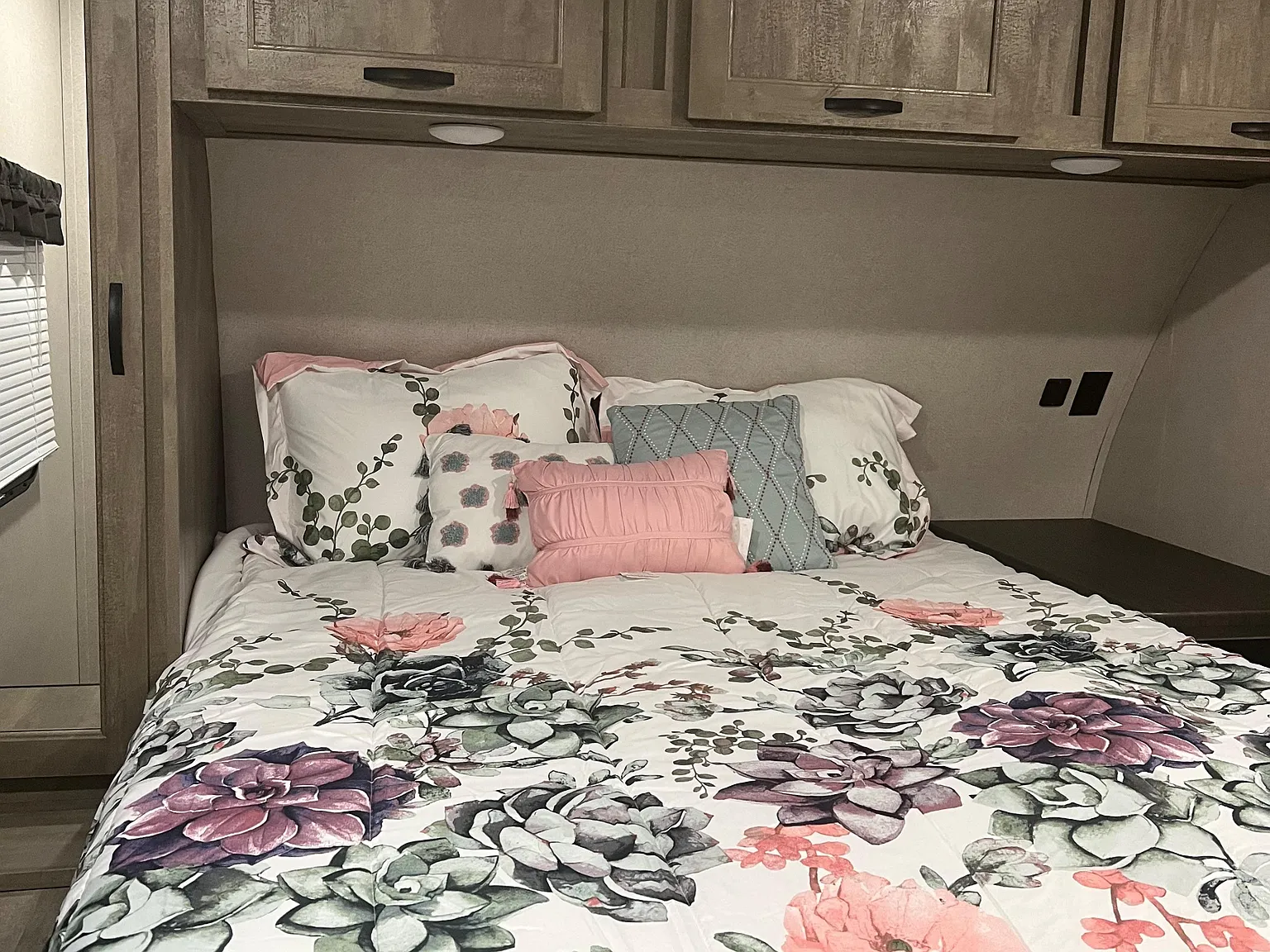 1 bed, 1.0 bath, 350 sqft, $797 — Photo 2