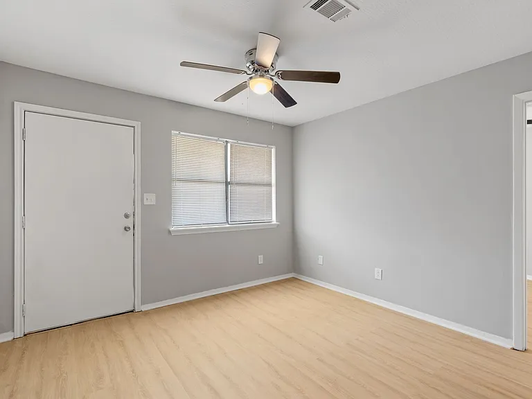 Cedarwood Apartments — Photo 15