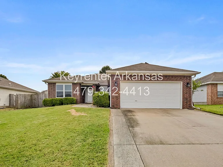 705 SW Crystal St — Photo 1