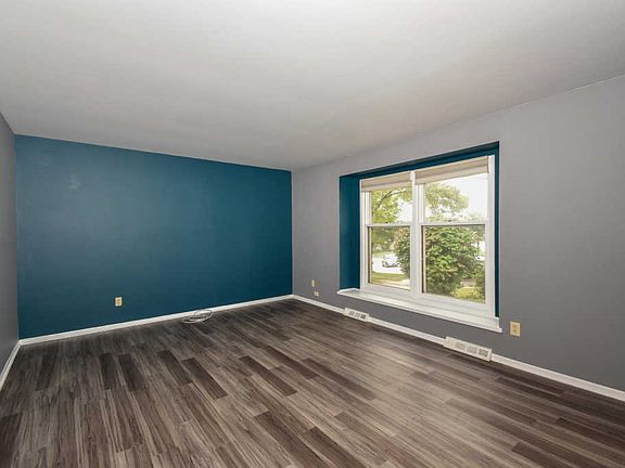 3rd image of 1111 Greenmeadow Dr