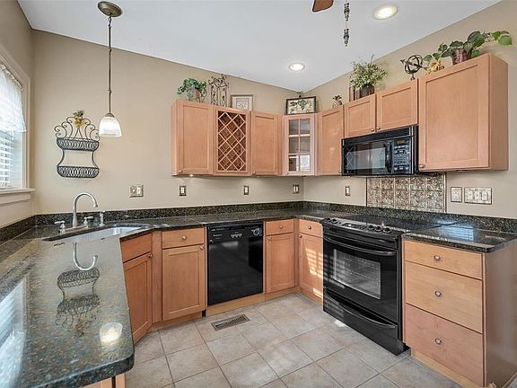 3rd image of 1008 N Taylor Ave