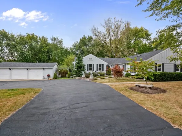 38W207 Oak Dr, St Charles, IL 60175